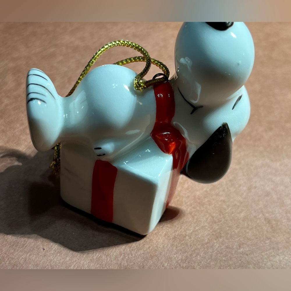 Vintage United Feature Syndicate Snoopy on Gift Box Ceramic Ornament 3”